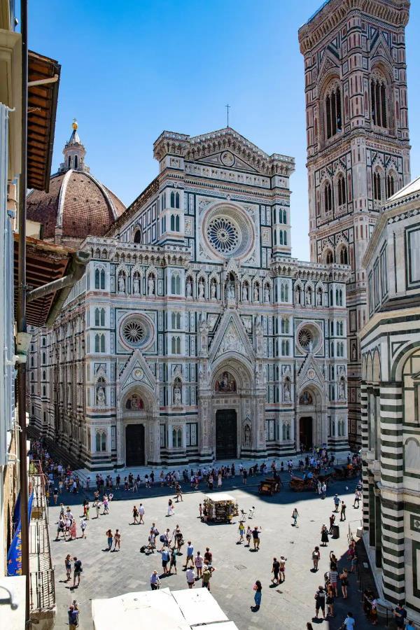 Serene Gem In Front Of Duomo * Florenz